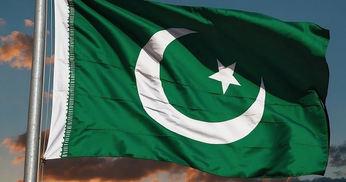 Пакистанският парламент прие днес спорна конституционна реформа която дава на