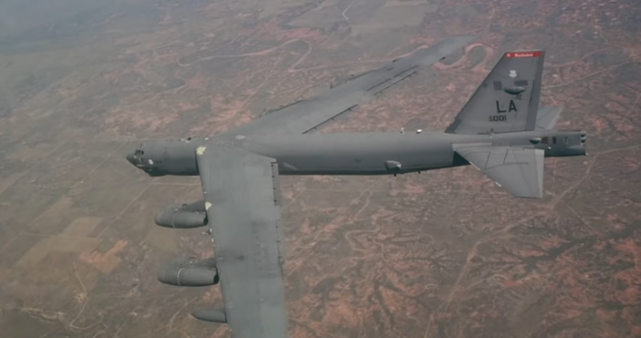 Американският стратегически бомбардировач B 52H Stratofortress бе забелязан по време на изпитания на