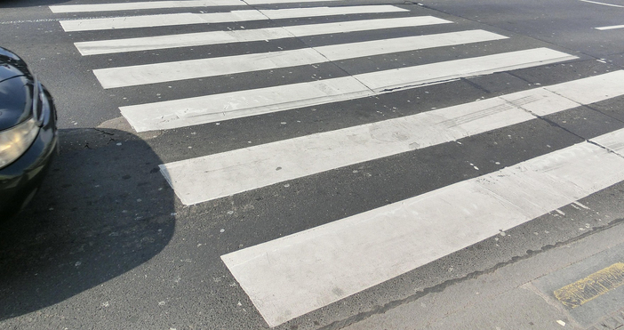 Шофьор блъсна 49 годишна жена на пешеходна пътека в Бургас съобщиха
