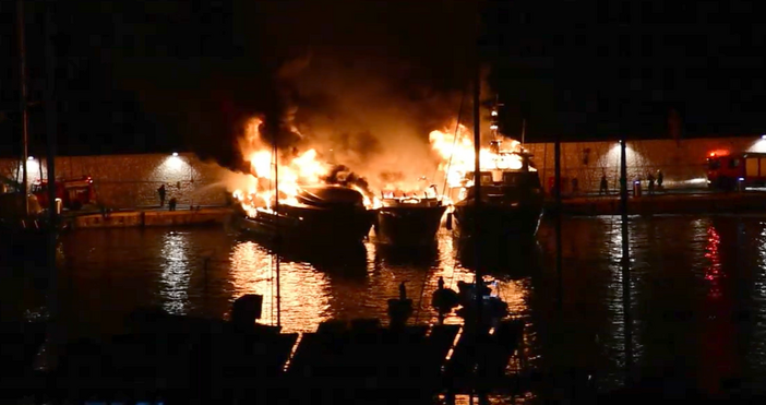 Пожар е обхванал тази нощ четири яхти на яхтеното пристанище