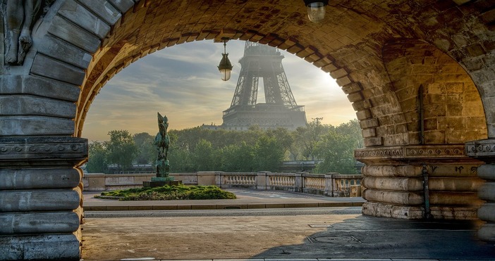 Отне ми две или три секунди да осъзная какво се