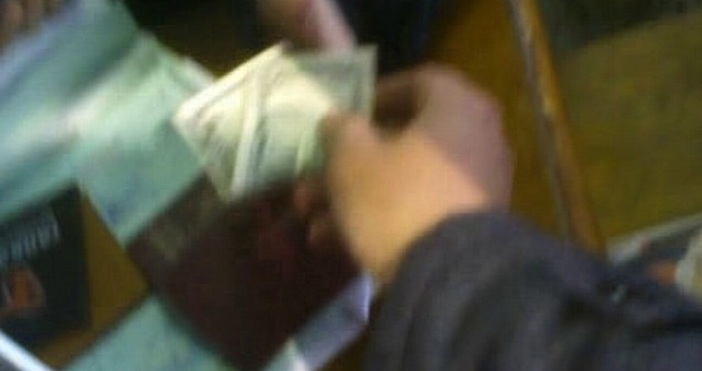 Двама митничари са задържани за корупция на ГКПП Калотина научи