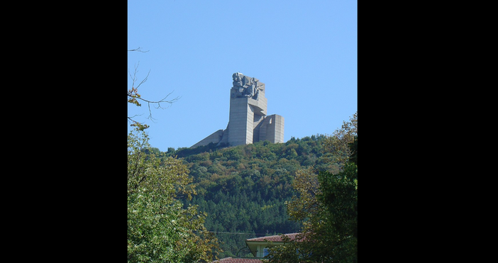 В понеделник в знак на съпричастност и подкрепа към семействата