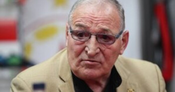 Легендарният Димитър Пенев присъства на поклонението пред Стоян Йорданов  Бившият вратар си отиде от