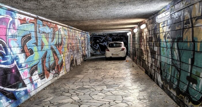 Кола паркирала във варненски подлез разбуни духовете в социалните мрежи