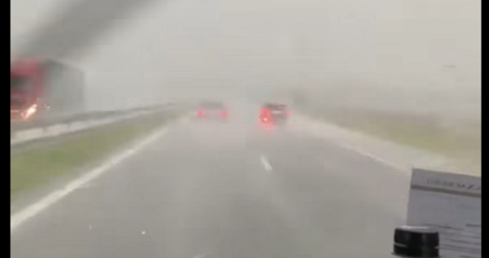 Силен дъжд удари Варна днес следобед и доведе до локални