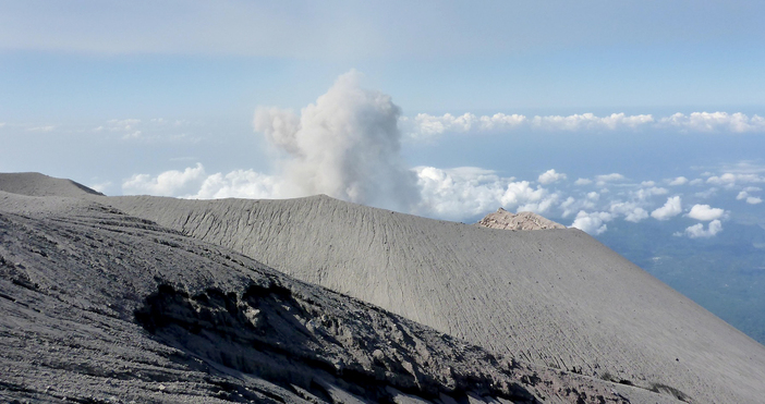 Заради изригване на вулкана Семеру в Индонезия националната служба по