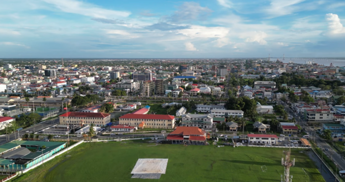 В столицата на Гвиана Джорджтаун навсякъде стърчат кранове строи
