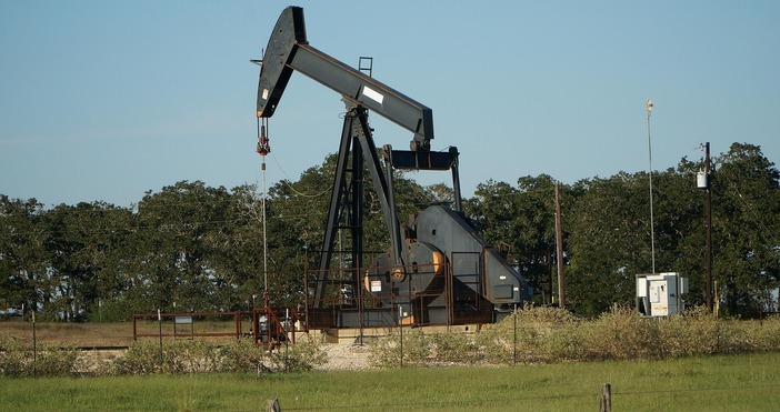 Цените на петрола спаднаха с около 1 5 на сто в