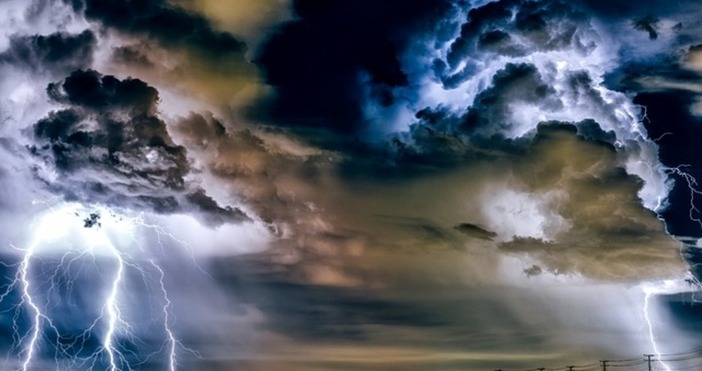 Над 50 къщи складови помещения изби и земеделски земи са