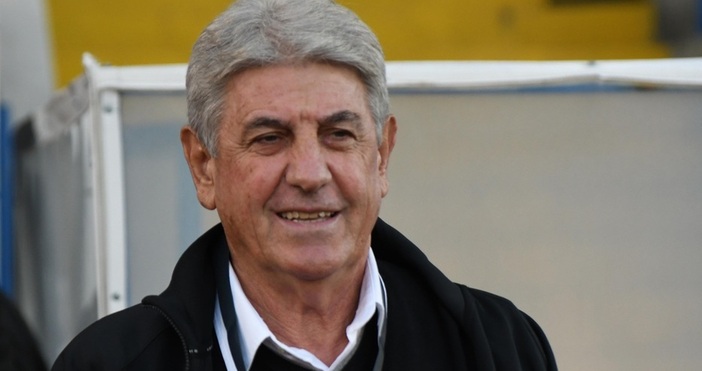 Треньорът на Спартак Варна изгледа на видеозапис мача в Стара