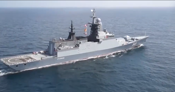 Патрулен кораб на Кралския флот е прихванал два руски кораба