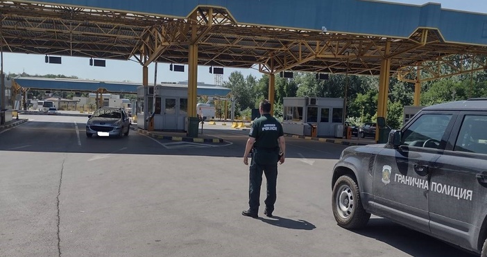 Инспектори от дирекция Граничен контрол на Българската агенция по безопасност