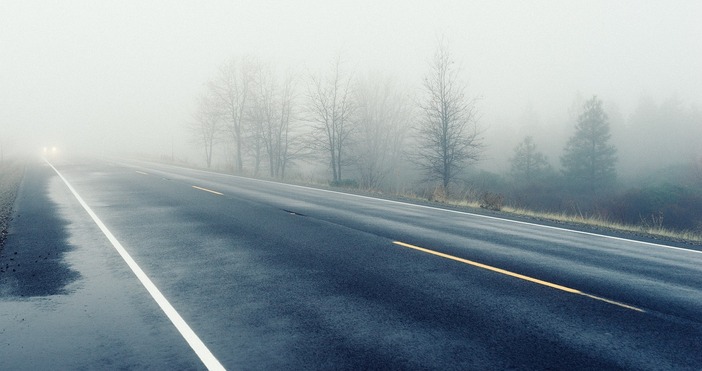 За намалена видимост поради мъгла в много райони на страната