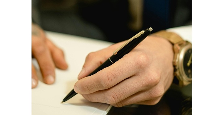 ПекселсПотвърждаване на неистина или затаяване на истина пред нотариус да