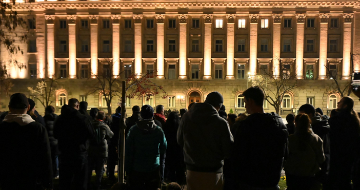 Трима полицаи са пострадали при изпълнение на служебните си задължения