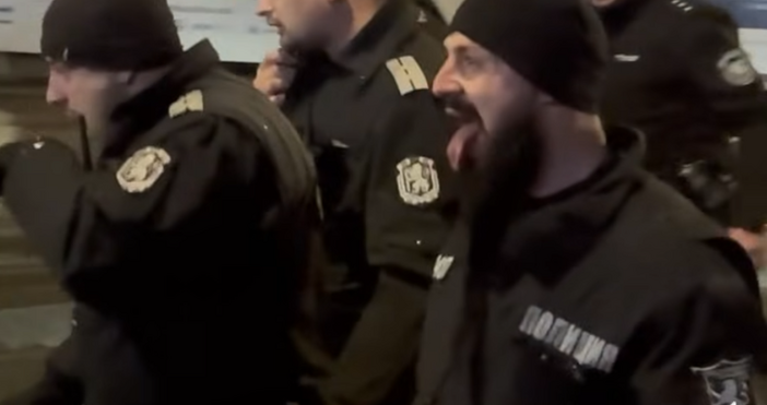 кадри   фейсбукОколо 23 00 часа тази вечер при опит на кола от