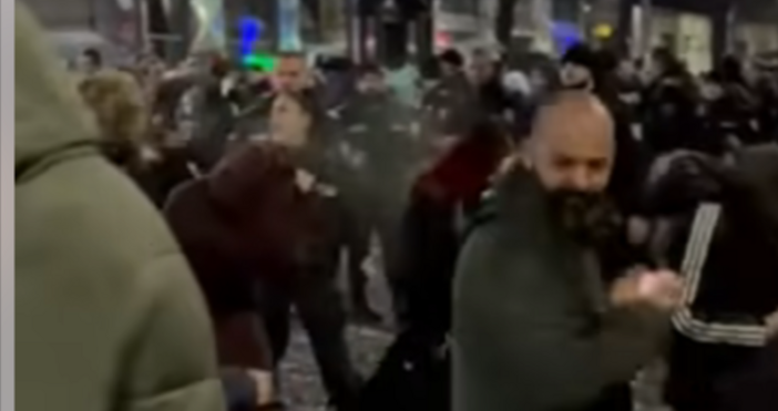 Полицайка пръска със спрей протестиращи Това се вижда от кадри в