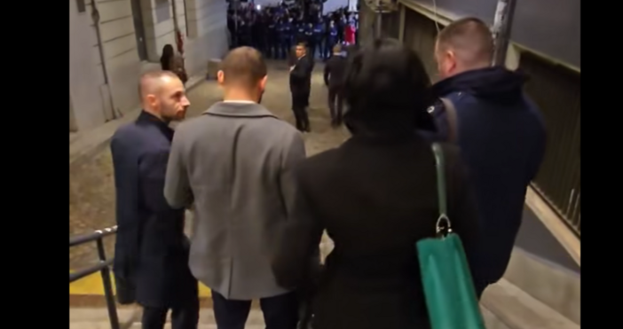 Няколко депутати от ГЕРБ охранявани от полиция опитаха да си