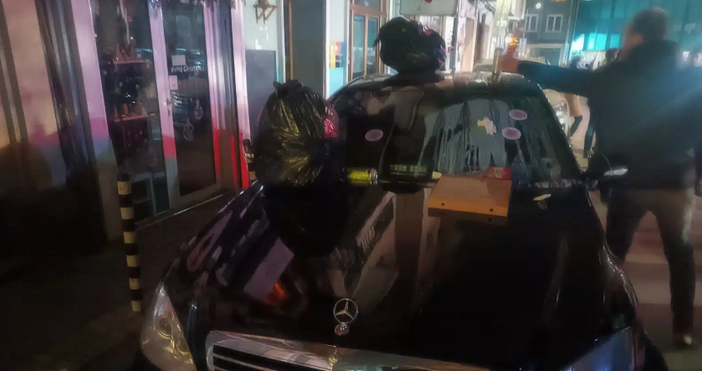 Протестиращи изхвърлиха боклук и налепиха стикери върху автомобил който се