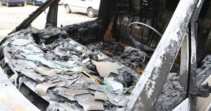 , илюстративнаДве леки коли са напълно унощожени, а трета е