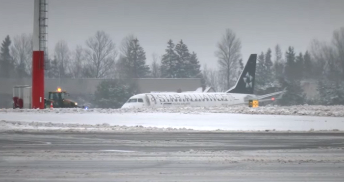 Кадри YoutubeПътнически самолет на полската авиокомпания ЛОТ се отклони от