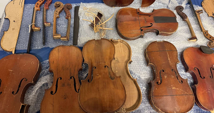 Снимки Агенция Митници Недекларирани цигулки и принадлежности за тях задържаха митническите