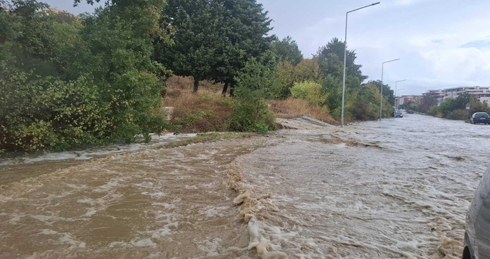 илюстративнаНаводнени улици мостове и мазета в общините Сандански и