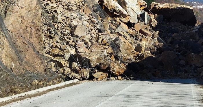 От Агенция Пътна инфраструктура алармират за два случая на свлачища