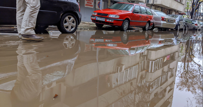 През следващото денонощие времето в страната ще остане облачно с