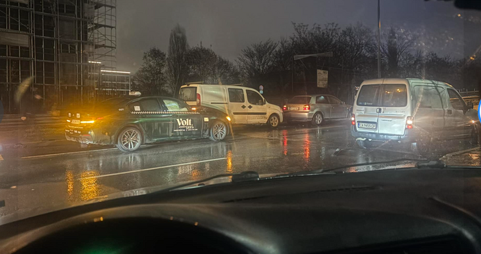 Верижна катастрофа е станала тази вечер в София съобщават очевидци