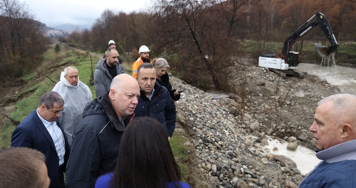 ФейсбукПремиерът Росен Желязков пристигна на проверка в община Симитли където