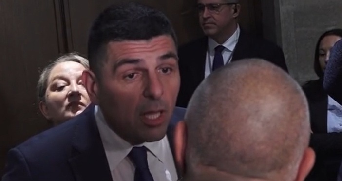 стопкадър бТВСловен сблъсък и закани за дърпане на ушички в