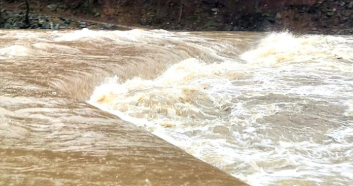 ВиК Перник започна контролирано изпускане на язовир Студена след