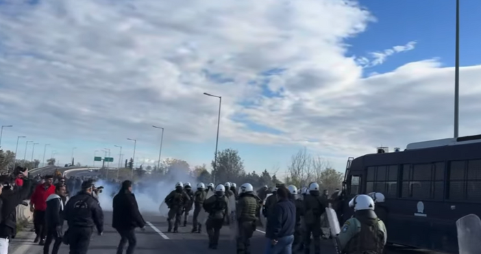 Кадри YoutubeНапрежението нарасна днес в село Платикампос близо до град