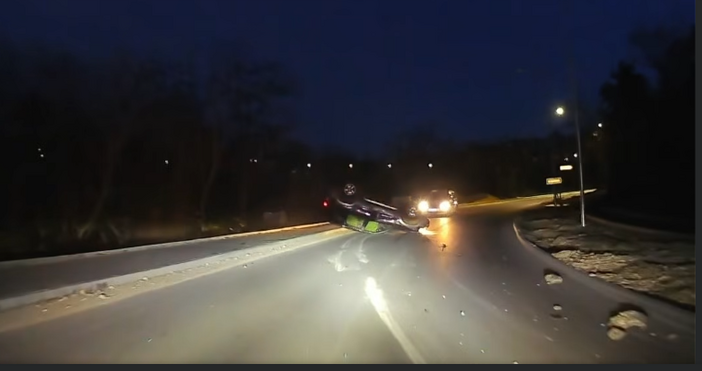 Сериозен инцидент тази вечер във Варна Кола се обърна по таван