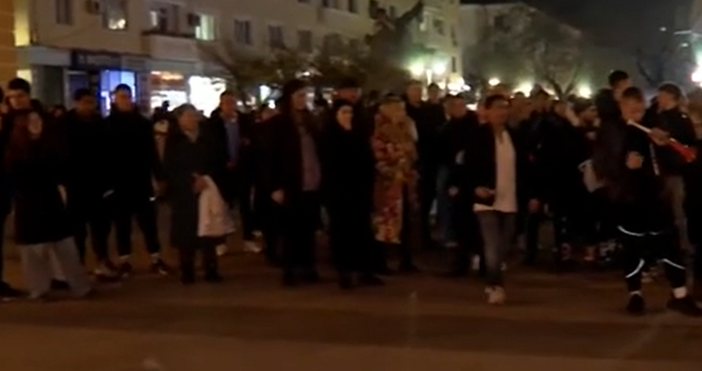 С възгласи Оставка започна протеста пред общината в Сливен който