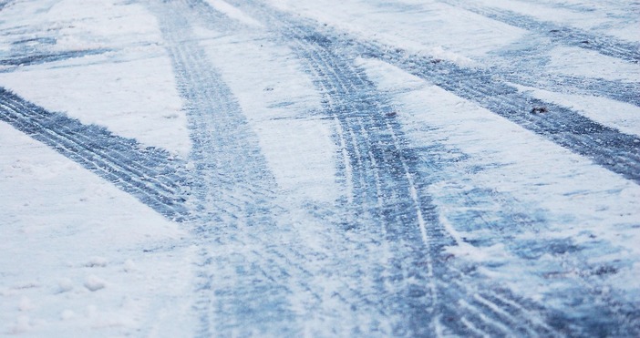 Заледени и опесъчени пътни участъци има на двата високопланински прохода