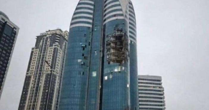 Експлозия разтърси небостъргач в чеченската столица Грозни след като я