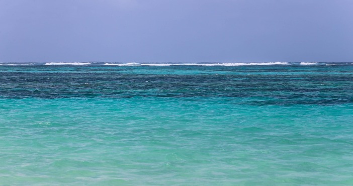 Далеч в северната част на Атлантическия океан приблизително на 900