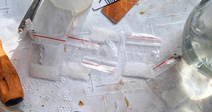 Снимки ОДМВР БургасПолицията откри домашна нарколаборатория в бургаския квартал Победа