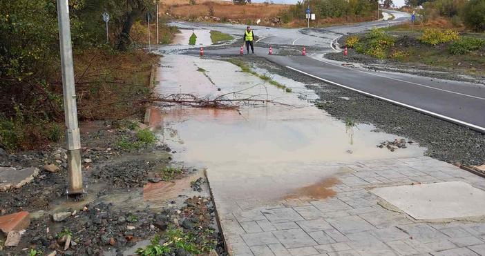Продължителните валежи в Бургаско предизвикаха локални наводнения в къмпинг Арапя