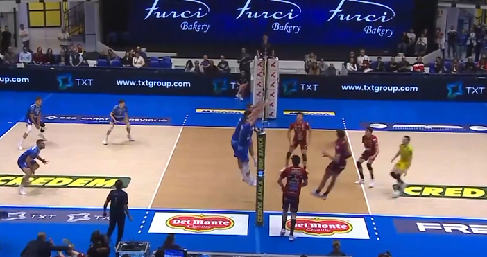 Националът Александър Николов и неговият Кучине Лубе Чивитанова допуснаха втора