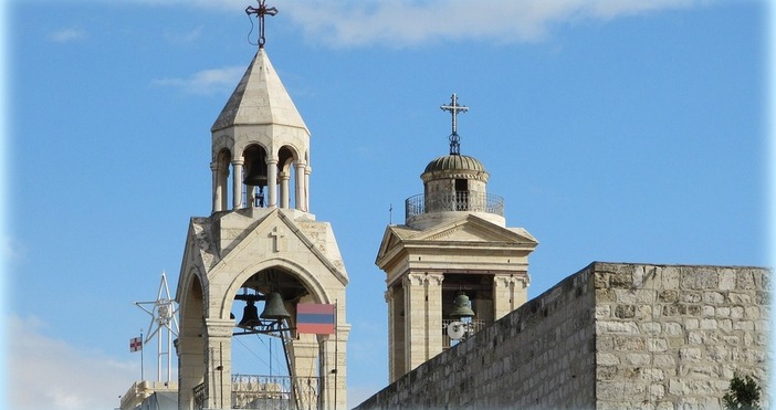 С музика и танци хората посрещнаха коледните светлини във Витлеем