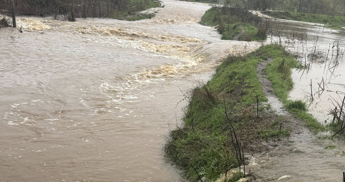 Дворни места и къщи са наводнени в созополското село Зидарово