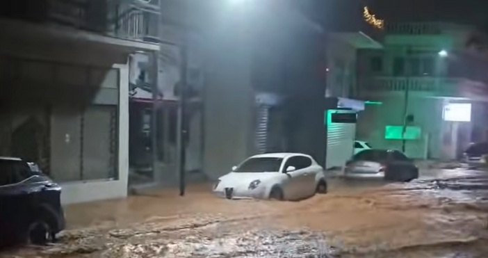 Кадри YoutubeУсложнява се метеорологичната обстановка в много райони на Гърция