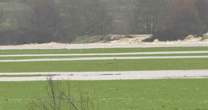 Снимки Община БургасСкъсана е дигата на река Изворска в която