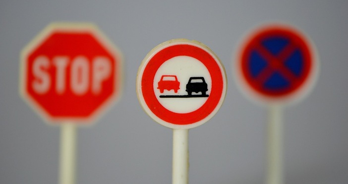 През зимата лед или сняг могат да покрият пътните знаци