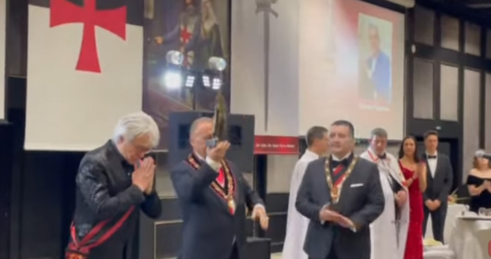 Призът се връчва на традиционния Коледен благотворителен бал на Ордена