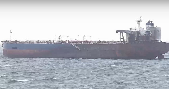 Трети ден танкерът Кайрос поразен от военни дронове край Босфора